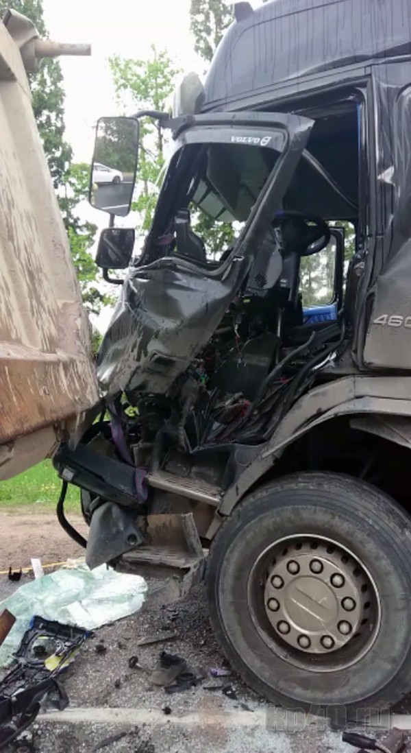 Водитель сломал обе ноги в столкновении грузовиков