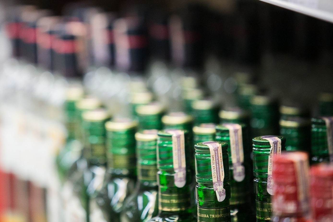 В Новомосковске женщина продавала алкоголь несовершеннолетнему